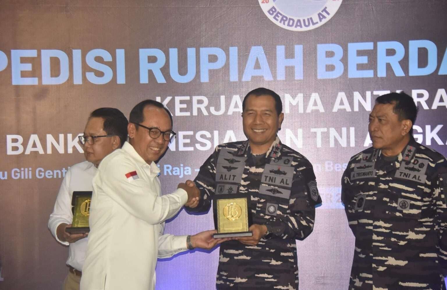 Pangkoarmada II Lepas KRI Makassar-590 Dalam Ekspedisi Rupiah Berdaulat 2025