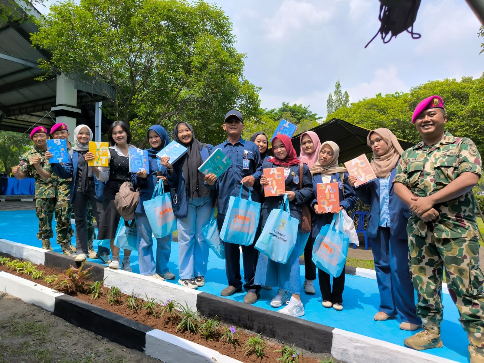 UHT Peduli dan Beraksi: Mahasiswa Turut Sukseskan Bakti Sosial HUT ke-80 Korps Marinir