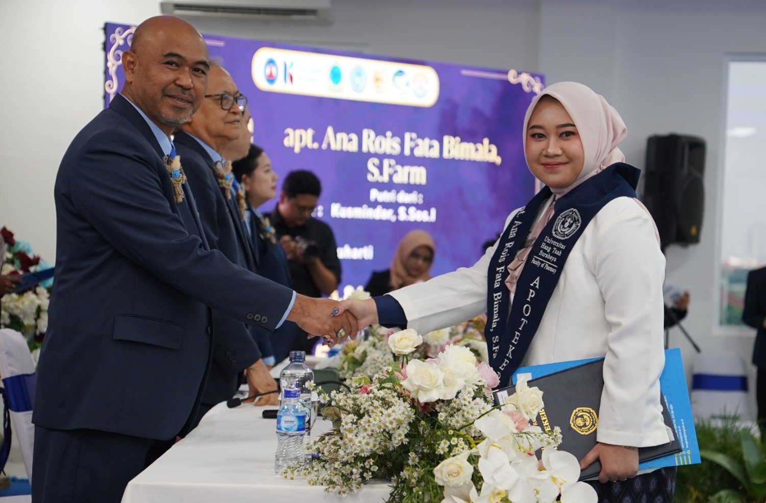 Farmasi UHT Kukuhkan 29 Apoteker Baru, Siap Berkarya untuk Indonesia