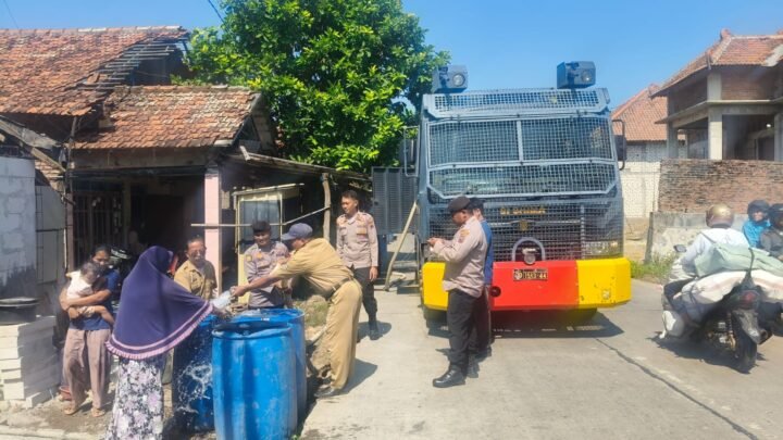 Polres Jepara Salurkan 6.000 Liter Air Bersih untuk Warga Kedungmalang, Wujud Kepedulian
