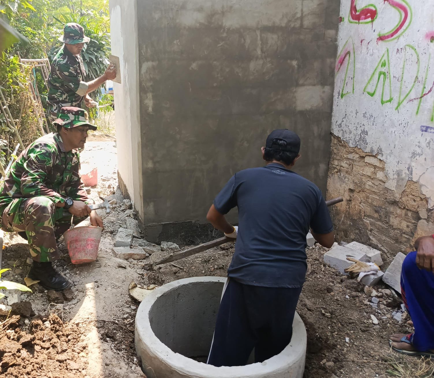 Koramil Socah Percepat Pembangunan MCK SDN Petaonan 1 Capai 85 Persen