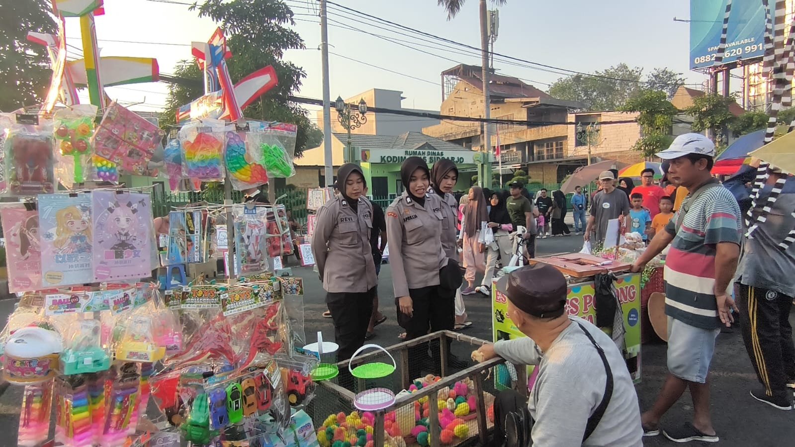 Pengamanan Humanis Polwan Polresta Sidoarjo di Car Free Day Alun-alun