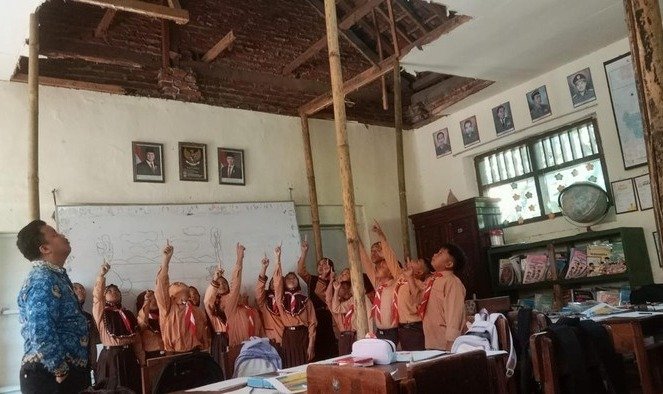 Atap Kelas SDN Klepu 2 Malang Ambrol, Puluhan Siswa Terpaksa Belajar di Musala