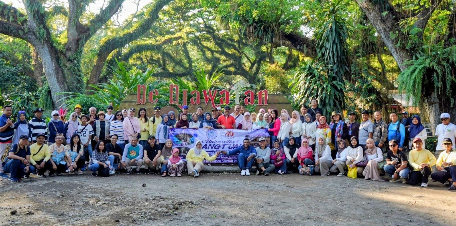 Bersama Menguatkan Langkah, UHT Gelar Wisata Bahari sebagai Apresiasi bagi Pegawai