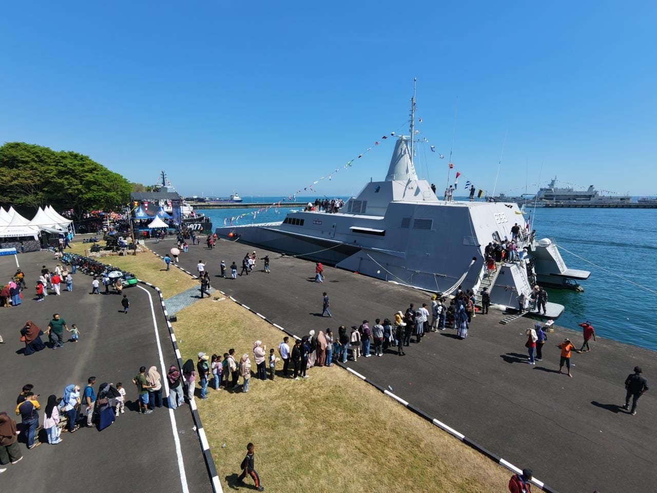 Peringati HUT Kodaeral Tahun 2026, KRI Golok-688 Gelar Open Ship di Makassar