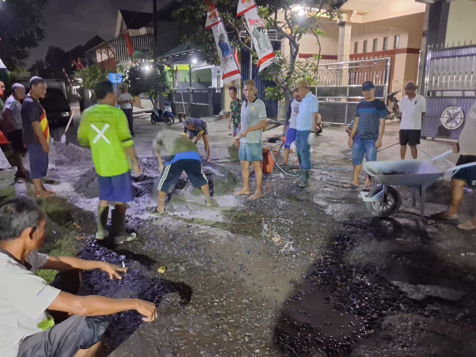 Warga RT 18 Jalagriya Swadaya Cor Jalan Rusak Puluhan Tahun.