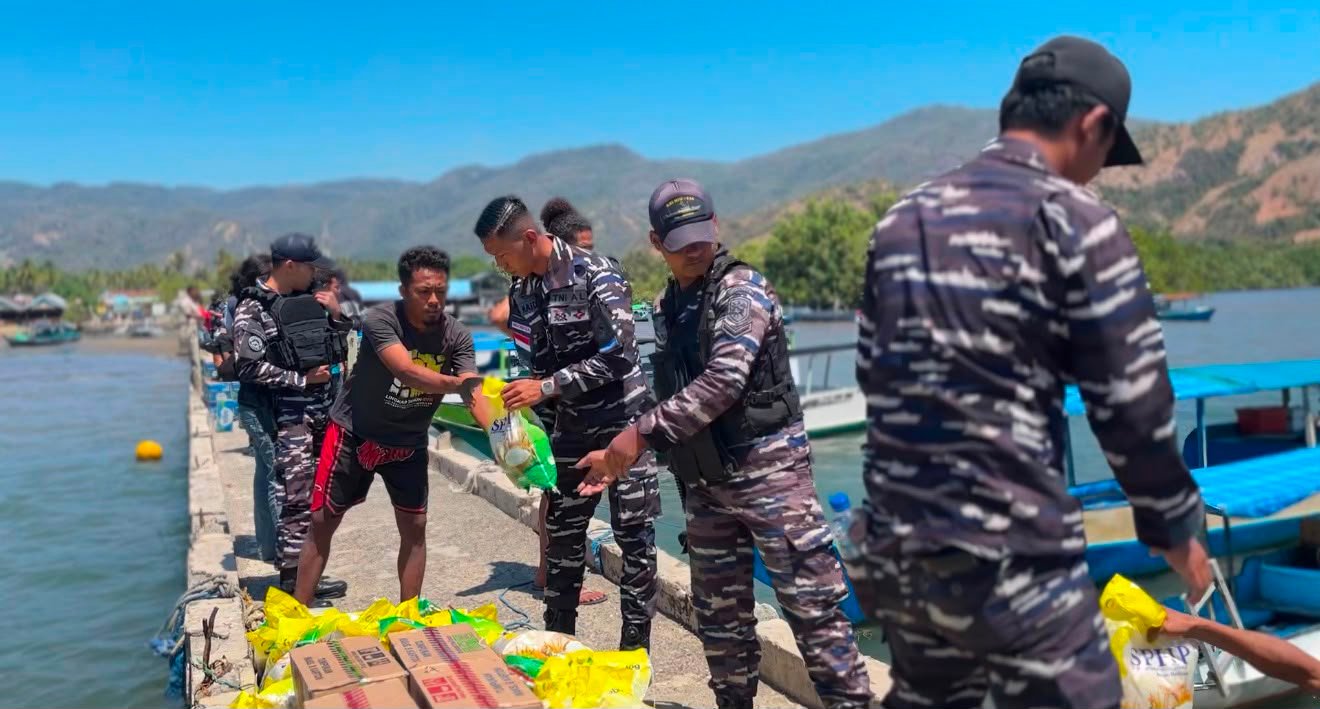 KRI Hiu-634 Salurkan Bantuan Kemanusiaan bagi Masyarakat Terdampak Gempa di Riung dan Palue NTT