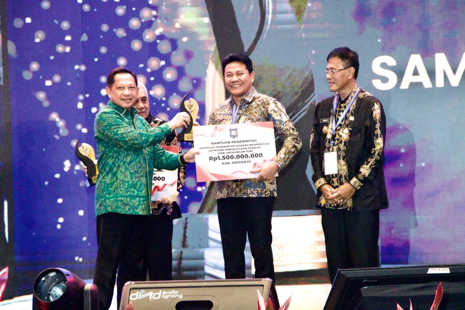 Bupati Subandi Terima Penghargaan dari Mendagri atas Keberhasilan Pemkab Sidoarjo dalam Pengelolaan Sampah dan Lingkungan Asri.