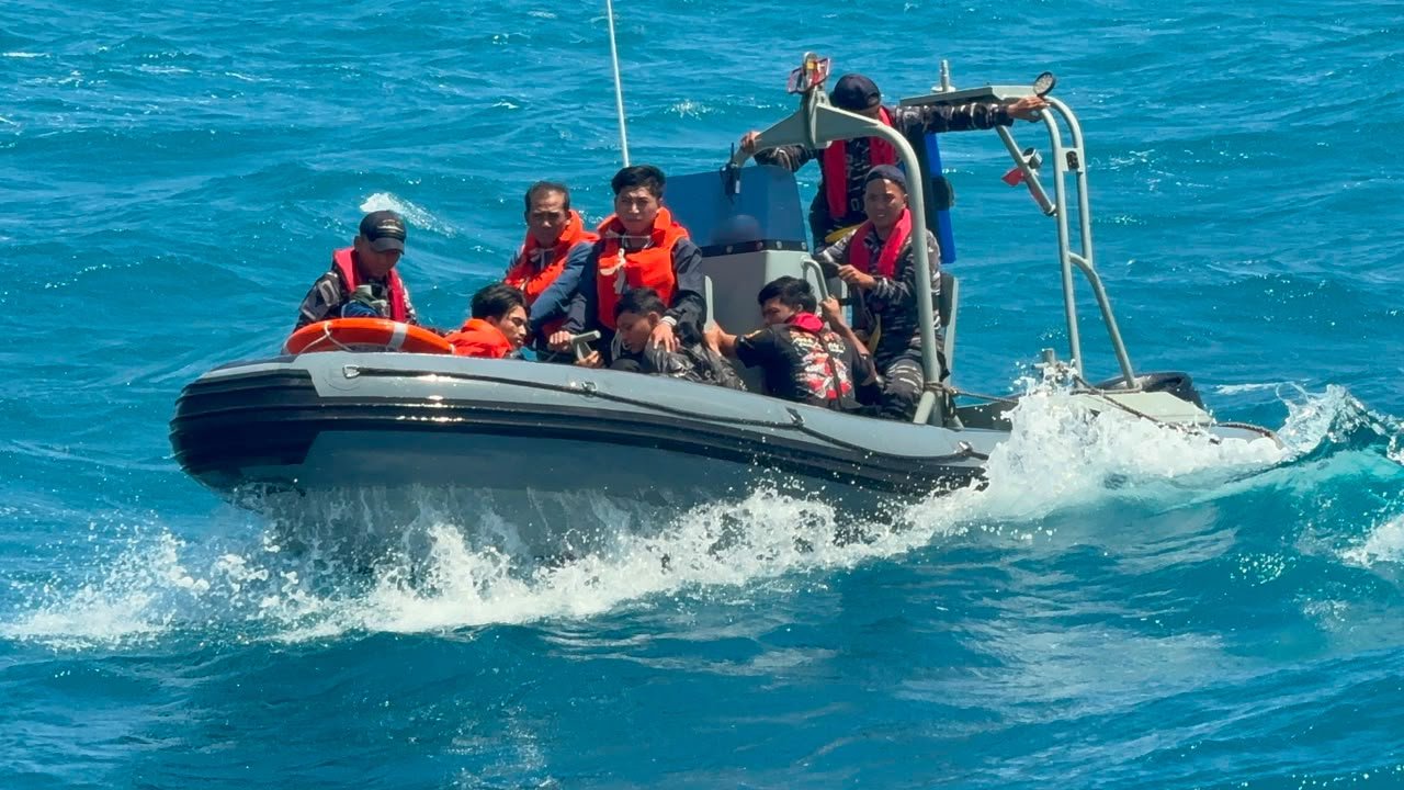 22 Korban KM Virgo Transport 8 Berhasil Dievakuasi KRI Nala-363 ke Atas Kapal