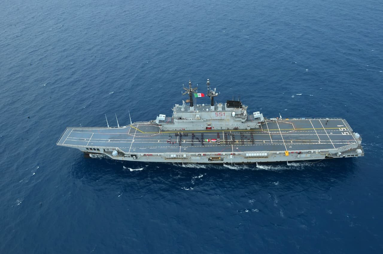KRI Brawijaya-320 dan KRI Prabu Siliwangi-321 Kawal Kedatangan ITS Giuseppe Garibaldi di Perairan Indonesia