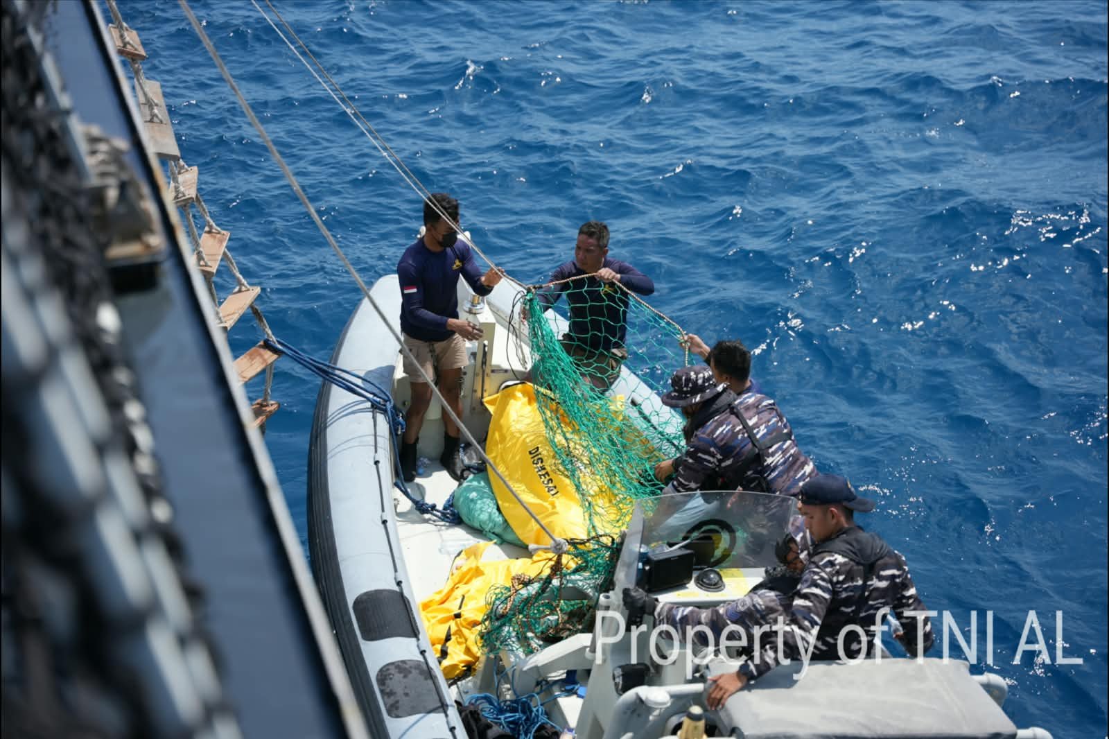 Tiga Korban KM Virgo Transport 8 Ditemukan, Dievakuasi ke KRI I Gusti Ngurah Rai-332